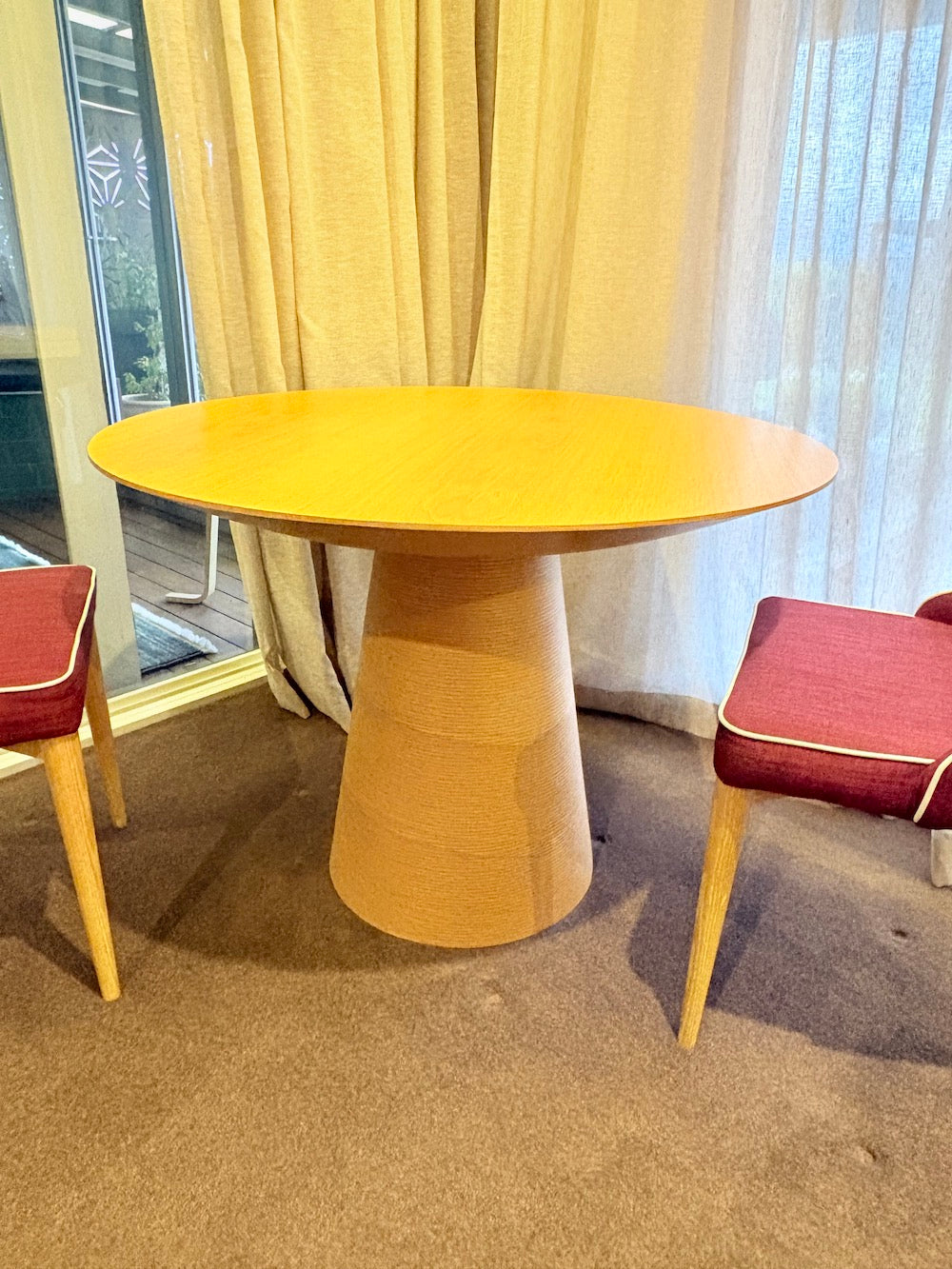 Round dining table