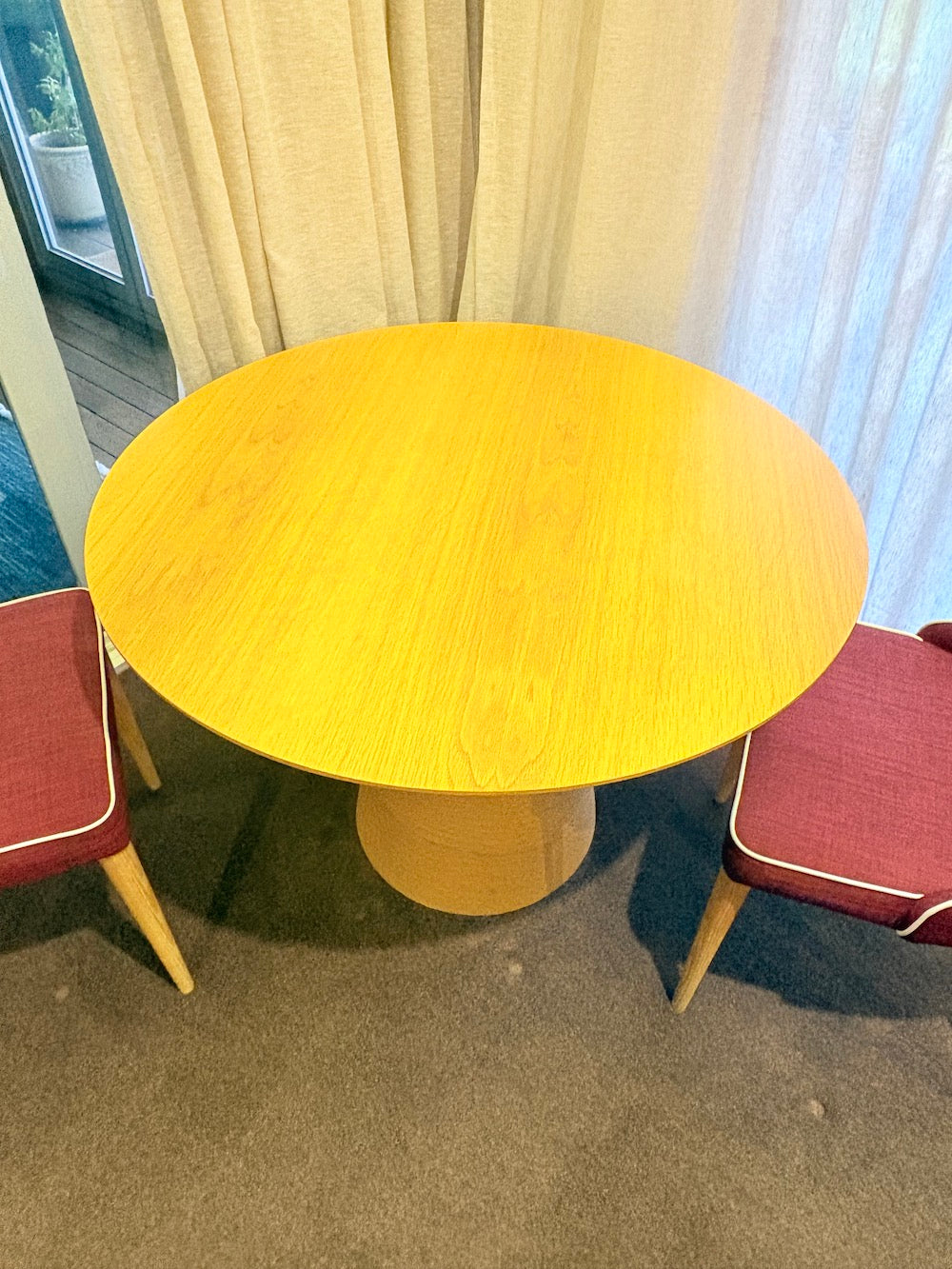 Round dining table