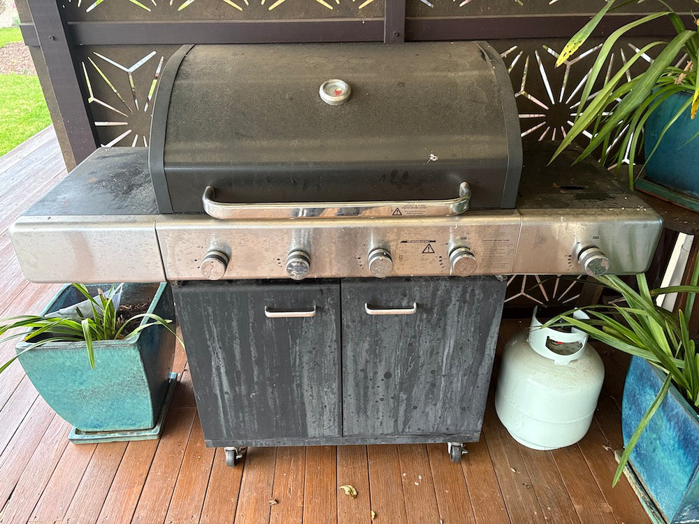 4-burner BBQ with side burner and gas bottle