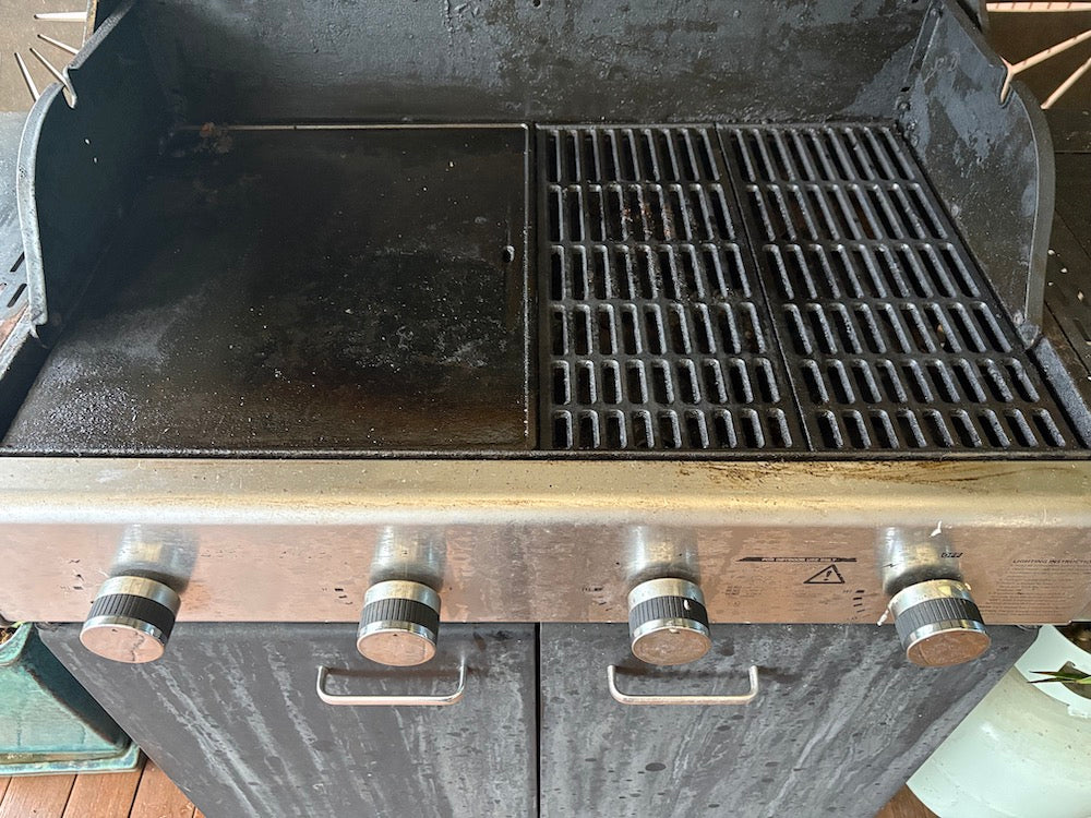 4-burner BBQ with side burner and gas bottle