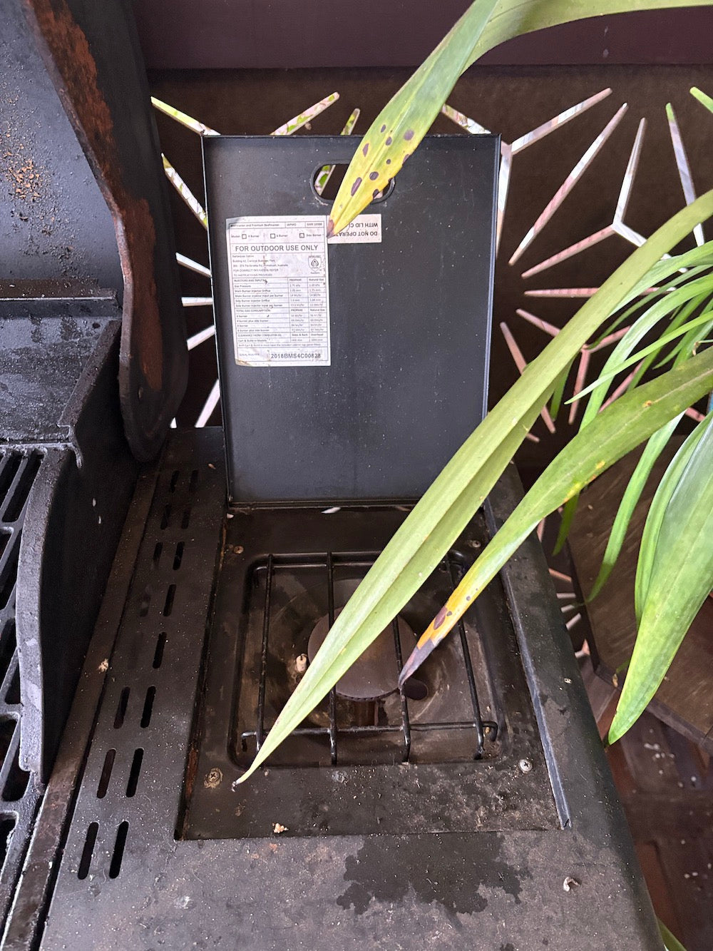 4-burner BBQ with side burner and gas bottle